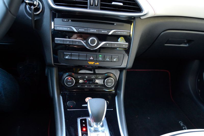 Auch die Mittelkonsole mit der Klimaautomatikschaltzentrale lässt die Verwandtschaft zum Schwabenland durchblicken.  (Foto: Michel / »kfz-betrieb«)
