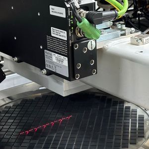 Der Einsatz von zwei Kameras in den AltiZ-Sensoren reduziert Lücken in der Bildaufnahme, die aufgrund der Objektkonturen bei Sensoren mit nur einer Kamera entstehen können, und reduziert mögliche Reflexionen.(Bild:  Heraeus)