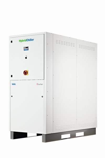 Bild 1: Der HybridChiller erzeugt Kaltwasser in einem Temperaturspektrum von 8 bis 25 °C. Damit ergeben sich für die Kältemaschine viele Einsatzmöglichkeiten: Kühlung von Prozessen in metall- oder kunststoffverarbeitenden Betrieben bis zur Kühlung von Rechenzentren und IT-Umgebungen. (Riedel / Erik Mosoni)