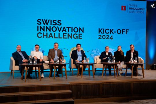 Eindruck vom Kick-off 2024 im Auditorium des Tagungs- und Eventcenter (TEC) im Haus der Wirtschaft (HDW). V.l.n.r.: Stefan Philippi, FHNW; Mathias Welti, Wirtschaftskammer; Rolf-Dieter Reinecke, FHNW; Wirtschaftskammerdirektor Christoph Buser; Jurypräsident Arie Verkuil, FHNW; Cheyenne Ramseier, Wirtschaftskammer; Hannes Caj, BLKB.(Bild:  Swiss Innovation Challenge)