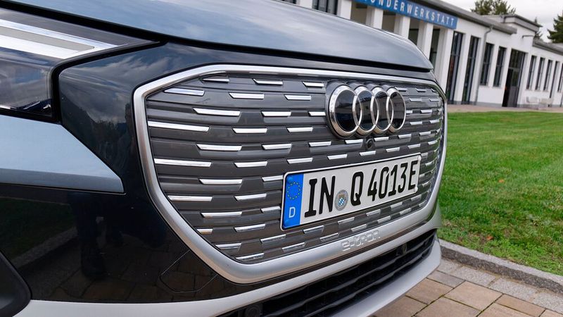1. Das Design: Wie viele Elektroautos hat auch der Audi Q4 E-Tron einen geschlossenen Grill, weil der Elektroantrieb eben kaum Kühllauft braucht. Aber eine optisch überzeugende Lösung stellt auch die von Audi nicht dar – große Kunststoffflächen sehen immer irgendwie billig aus. (Bild: Rosenow – »kfz-betrieb«)