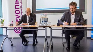 LyondellBasell site manager, Tassilo Bader and Evonik site manager Dr. Arndt Selbach signing the contracts between both companies. (Ralf Baumgarten)