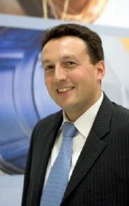 Prof. Dr. Dominic Deutges, Hochschule Niederrhein und externer Berater von A. Monforts: „Wenn man kohlefaserverstärkte Kunststoffe für hoch dynamisch bewegte Bauteile einsetzen kann, ohne dass Späne und Kühlschmiermittel sie angreifen können, dann kann man aufgrund des geringeren Gewichts noch schneller werden.“ (Bild: Michael Pyper)