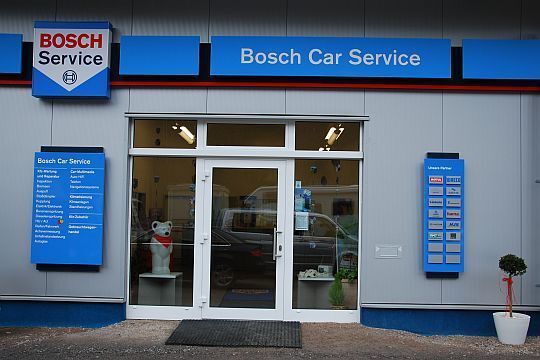 Der Eingang führt ins Kundenzentrum. (Rubbel)