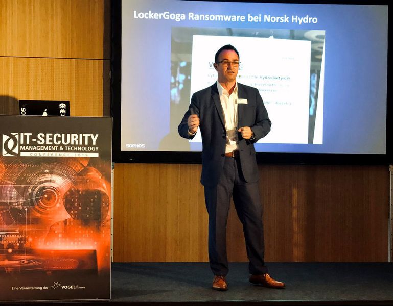 Michael Veit von Sophos nimmt Cyber-Angriffe unter die Lupe und zeigt anhand einer Live-Demo, wie KI das Aufdecken von Bedrohungen unterstützt. (Vogel IT-Akademie)