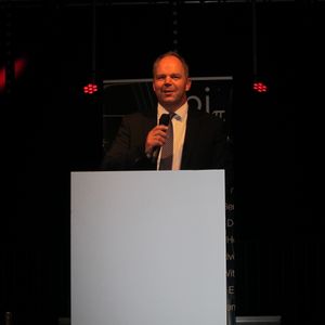 Geschäftsführer Achim Heyne, api begrüßt die Gäste zur Abendveranstaltung. (Vogel IT-Medien)