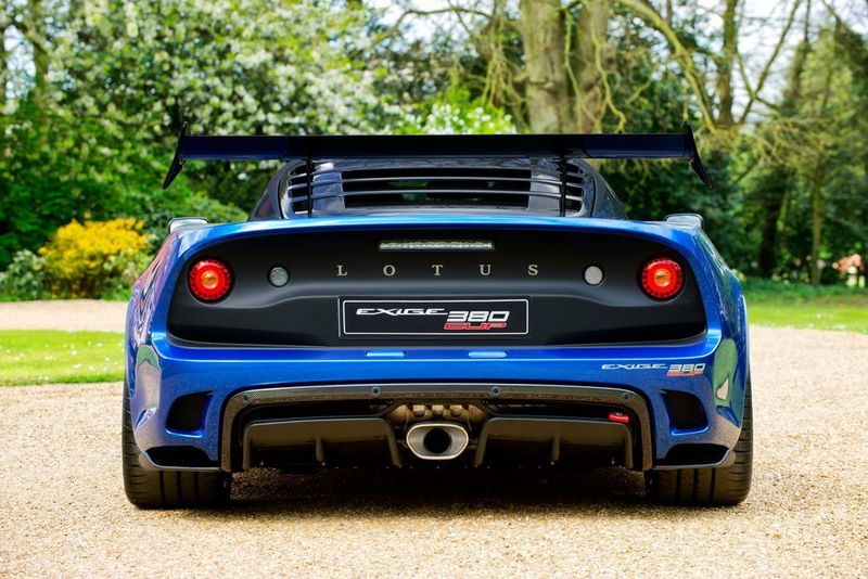 Der zentrale Auspuff deutet auf die Rennsport-DNA hin. (Lotus)