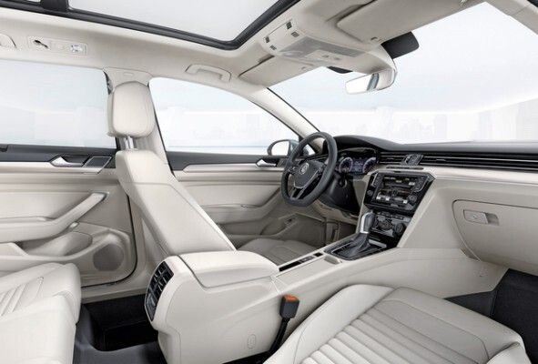 Red Dot Award 2015 - Volkswagen Passat Variant: Eine hohe Seitenlinie, das abgeflachte Dach und ein verlängerter Radstand prägen das elegante, sportliche Erscheinungsbild des neuen Passat Variant. Durch den langen Radstand gewinnt der Passat an Raum, sodass er nicht nur mehr Beinfreiheit bietet, sondern auch ein Gepäckraumvolumen von 650 Litern aufweist. Die Gestaltung des Innenraums ist klar und wertig, Elemente wie ein prägnantes Horizontalband mit durchgehenden Luftausströmern oder eine Ambientebeleuchtung setzen Akzente. Der Fahrer wird durch digitale Instrumente wie das Active-Info-Display und ein Head-up-Display unterstützt. (Bild: Red Dot)