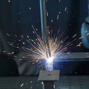 Automatisieren ist profitabel: Auch beim Schweißen von Einzelstücken können Blechverarbeiter mit der Roboterzelle Truarc Weld 1000 von Trumpf wirtschaftlicher arbeiten als beim Handschweißen.    