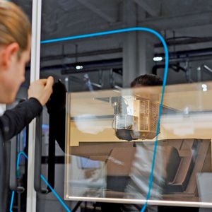 Here, a Queen 1 from Q.Big 3D is printing on the simulator cockpit at Murtfeldt AS. The production only takes a few months. The basis of the VFGF process is the extrusion of standard granules.(Image: Q.Big 3D)