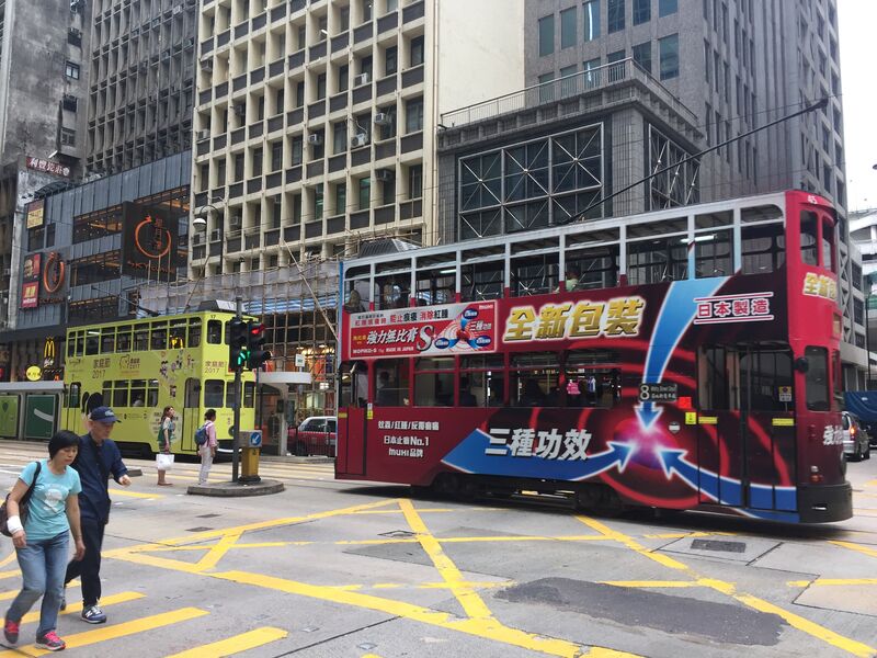 Wie londoner Doppeldecker fahren hier die Strassenbahnen durch Hong Kong. (Bild: IT-BUSINESS)