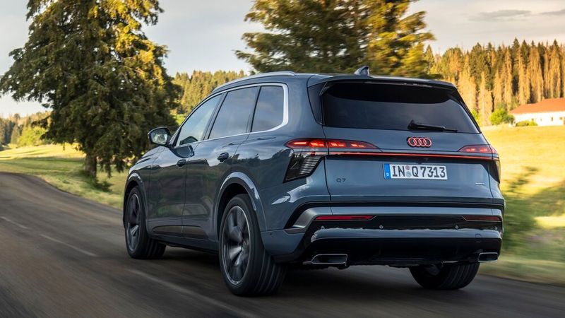 Wie bei Audi mittlerweile üblich, kann auch der neue Q7 mit aus sich leuchtenden Audiringen am Heck vorfahren. (Bild: Audi)