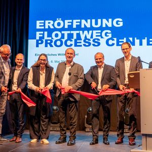 Das symbolische Banddurchschneiden zur Eröffnung des Flottweg Process Centers(Bild:  StMWi)
