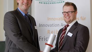 Dr. Elmar Raiser (links) überreicht Kemal Mucic den „Raiser-Innovationspreis für Reibschweißen“. (Bild: Reiser)