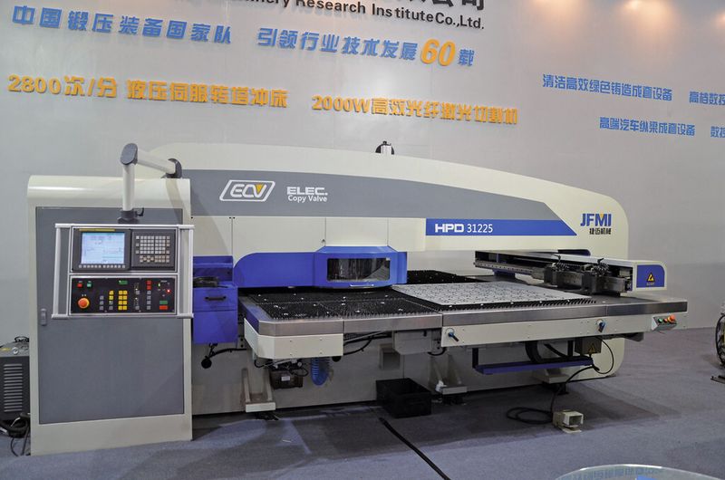 Bild 2: Die im April 2013 auf der Maschinenbaumesse CIMT in Peking von dem Unternehmen Jinan Foundry vorgestellte Maschine HPD 31225 profitiert weltweit erstmals von einem Antrieb des Typs HDM, der für den Midrange-Bereich entwickelt wurde. (Bild: Jinan Foundry)