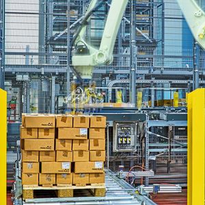 Die als Rollen- und Kettenförderer ausgeführte Palettenfördertechnik „Powerline“ kann bis zu 1300 kg schwere Ladungseinheiten aufnehmen.(Bild:  Knapp)