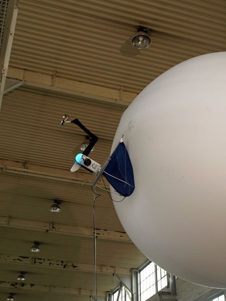 Der Roboterballon untersucht hohe Decken und Wände schneller als ein Mensch auf einer Hubbühne oder einem Gerüst. (Bild: Aerobotics)