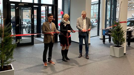 Eröffneten die neue Autohaus24-Filiale: (v. l.) Donglim Shin (CEO der Allane Mobility Group), Dagmar Liste-Frinker (Bürgermeisterin der Stadt Wuppertal) und Werner König (Geschäftsführer der Autohaus24 GmbH).(Bild:  Allane)