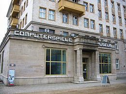 Der Eingang des Computerspielemuseums in der Berliner Karl-Marx-Allee.(Computerspielemuseum Berlin)