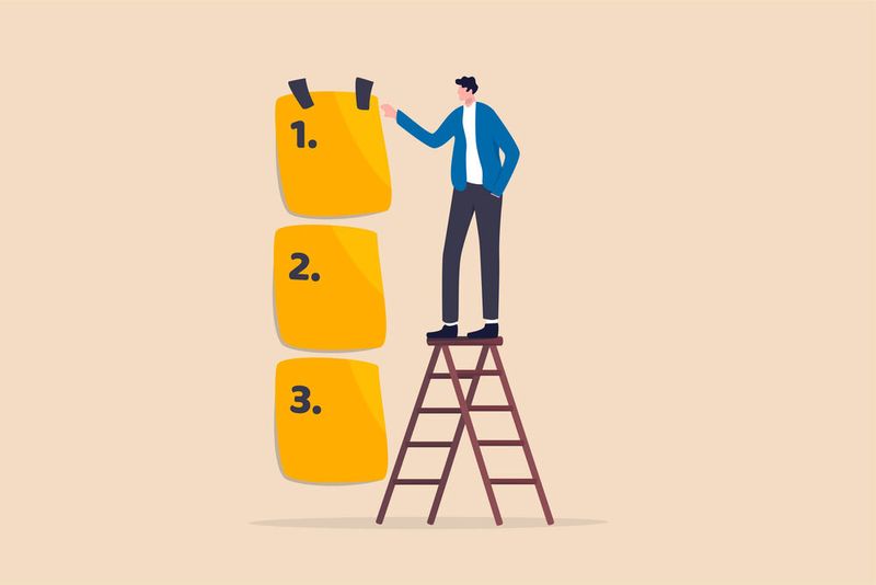 Vorplanung ist die halbe Arbeit!  Der erste Schritt, um der Prokrastination, so der Fachausdruck für dieses Phänomen, zu entgehen, ist eine konsequente Priorisierung. Werden Sie sich dafür zuerst über Ihrer konkreten Aufgabe bewusst. Wie viel Zeit benötigen Sie für die Erledigung? Achten Sie darauf, einen realistischen Zeitraum zu verwenden, und beschönigen Sie nichts! Anschließend wiegen Sie diese Aufgabe mit Ihren restlichen Verpflichtungen auf und bestimmen Sie, wann welches Projekt abgeschlossen sein sollte. Bleiben Sie auch hier möglichst ehrlich zu sich selbst und widmen Sie sich der höchsten Priorität zuerst. (Bild: © Nuthawut – stock.adobe.com)