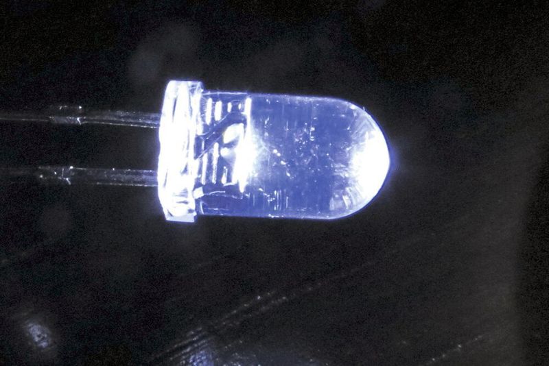Das Gerät erzeugt bis zu 25 Milliwatt pro Quadtratmeter – genug, um eine einzelne LED zu betreiben.  (UCLA Samueli School of Engineering)