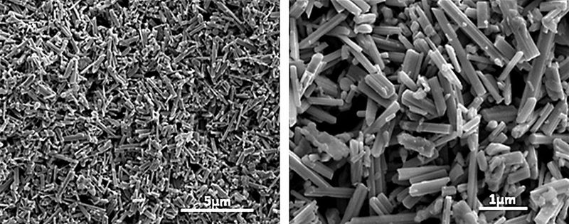 Zurzeit bringen die Forscher Silbermikropartikel mit 2 µm Durchmesser beziehungsweise Natrium-Mangan-Oxid-Nanostäbchen mithilfe eines Bindemittels auf ein Kohlenstofffasergewebe auf. (Bild: RUB)