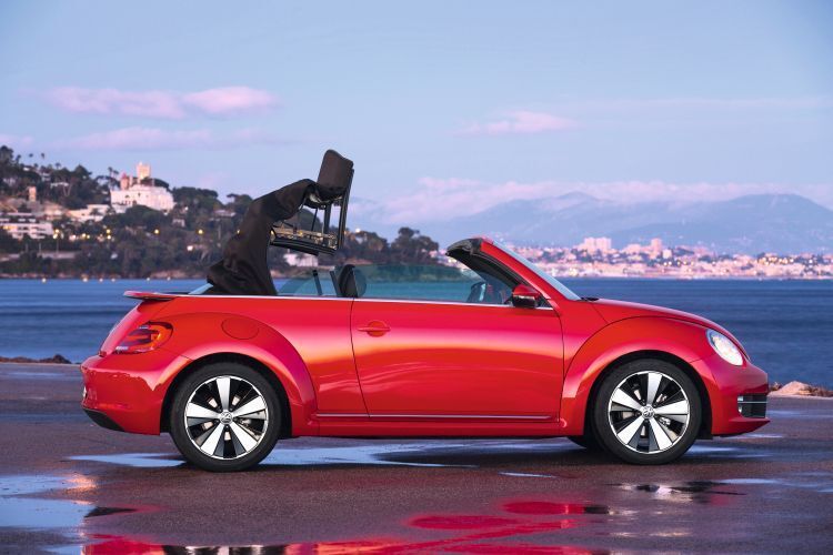 Elektrisches Verdeck, davon konnte der Großvater Käfer nur träumen. (Foto: VW AG)