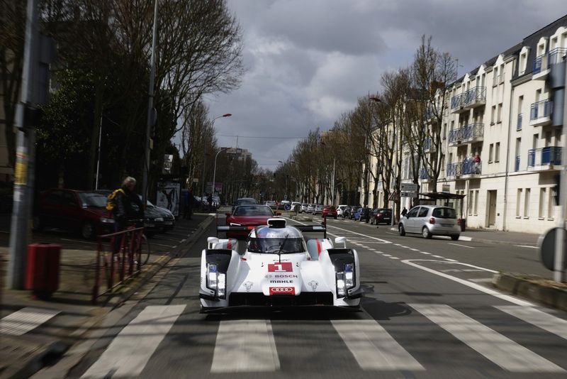Audi R18 e-tron quattro Testfahrt in Le Mans am 25.3.2014: LeMans-Champion Kristensen wartet geduldig am Zebrastreifen (Bild: Audi Communications Motorsport)