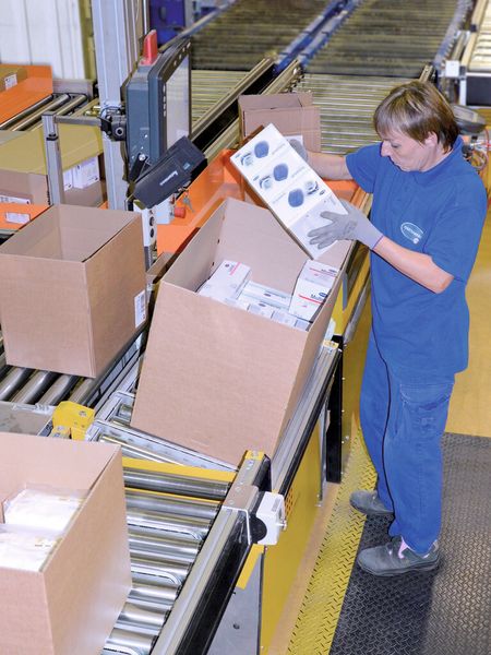 Bei unterschiedlichen Kartongrößen kann eine Kippstation (wie hier im Bild) oder ein höhenverstellbarer Kommissioniertisch die Ergonomie verbessern. (Bild: F&K)