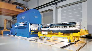 Herzstück der Anlage ist die Hochleistungs-Tafelrichtmaschine RM 120 x 3200. (Bild. Heinrich Georg)