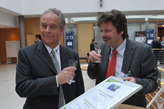 Thorsten Cordes (li.) und Wolfram Lambeck von der EGA stoßen auf ihren Preis an. (Archiv: Vogel Business Media)