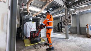 Die jetzt nachgerüstete Vakuumzelle erleichtert die Rückführung des aufgesaugten Recyclingmaterials in den Produktionsprozess.  (Bild: Ruwac)