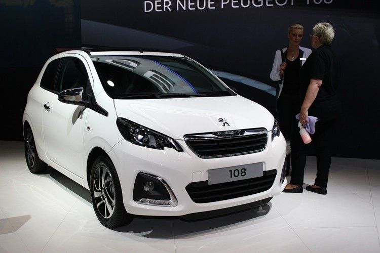 Die in Halle 2 als Citroën C1 und in Halle 3 als Peugeot 108 verkauften Stadtflitzer gehen mit lustigen Farben und Dekors an den Start. (Foto: Auto-Medienportal.Net)