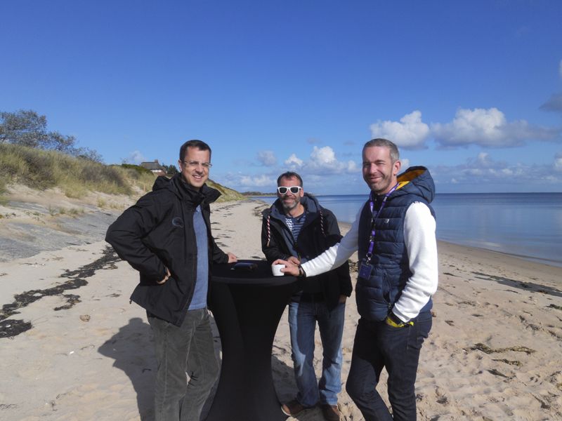 Die Herren genießen die Ruhe am Strand (v.l. Dominic Mein, BenQ, Arno Sauter, Visutec und Jörg Döhring, KWD Audio Visual) (IT-BUSINESS)