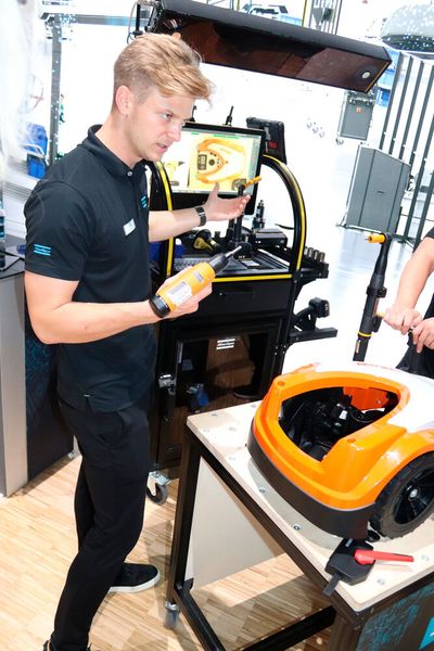 Atlas Copco Tools stellte sein Sortiment an flexiblen Montageprodukten vor und führt eine Live-Demonstration durch, bei dem ein Mähroboter zusammengebaut wurde. (Bild: Alexander Stark)