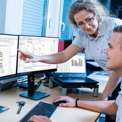 Simulation ist kein Add-on, sondern ein Gamechanger: Sie ermöglicht es, Produktionskapazitäten realistisch zu planen, Medienverbräuche zu optimieren und Risiken zu minimieren – alles auf Basis belastbarer Daten. (Bild: ZETA)