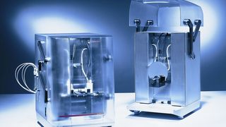 Abb. 1 Misst das Zetapotenzial an Oberflächen: Das Surpass-System von Anton Paar mit integrierter Titrationseinheit; Fasermesszelle (links) und Klammermesszelle mit Siliziumwafer als Probe (rechts). (Archiv: Vogel Business Media)