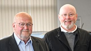 Das Autohaus Ostermaier feiert in diesem Jahr sein 100-jähriges Bestehen. Geschäftsführer Klaus Schroff (l.) und Gesellschafter Michael Ostermaier sprachen im Interview unter anderem über die Bedeutung des Online-Autoverkaufs und des Mobilitätsgeschäfts für das Unternehmen. (Bild: Georg Soller)