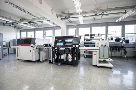 Ein weiterer Bestückungsautomat sowie ein vollautomatischen Drucker verstärken die Inline-Fertigung. Ein weiterer Bestückungsautomat sowie ein vollautomatischen Drucker verstärken die Inline-Fertigung.