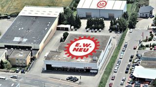 Der Werkzeugmaschinen-Showroom des Wormser Maschinenhandelshauses E. W. Neu GmbH befindet sich in der weißen Halle (oben im Bild).  (Bild: E. W. Neu)
