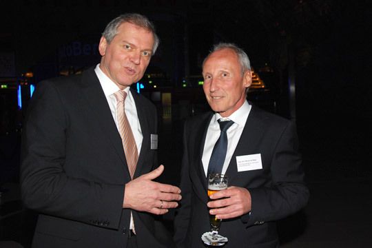 Keinerlei Berührungsängste zwischen rot und grün: GTÜ-Chef Rainer de Biasi und Clemens Klinke (Dekra). (Archiv: Vogel Business Media)