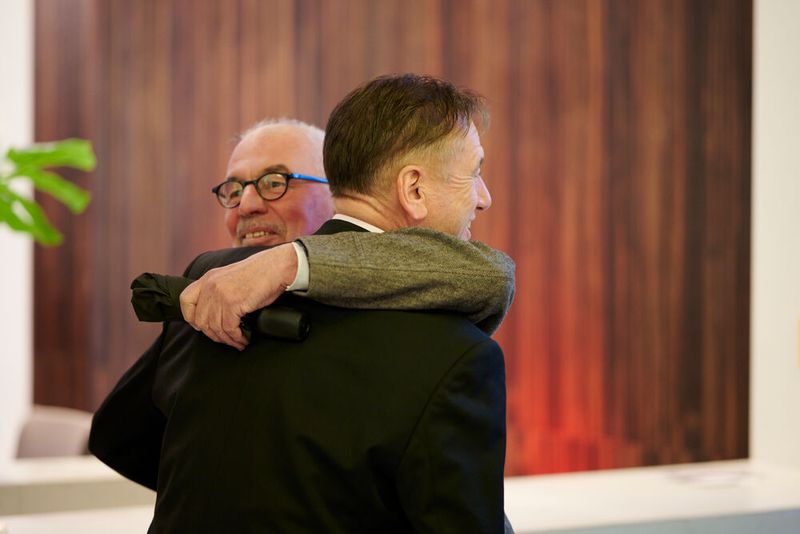 Impressionen vom ELEKTRONIKPRAXIS Frühlingsfest 2023 im Ketterer Kunst mit der Verabschiedung von Johann Wiesböck.  (Bild: © EYE AM CHRIS)