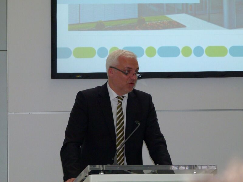 Garrelt Duin, Wirtschaftsminister in NRW, bestätigt in seinen Grußworten die nachhaltige Stärkung der Region durch das neue Forschungs- und Technologiezentrum. (s. häuslein/konstruktionspraxis)
