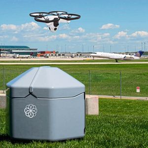 The Beehive system enables autonomous monitoring of large areas and flies autonomously directly to the site of an event to transmit live video recordings from there. The base station "Hive" opens and closes automatically when the drone "Bee" takes off/lands. (Source:  Bicker / Sunflower)