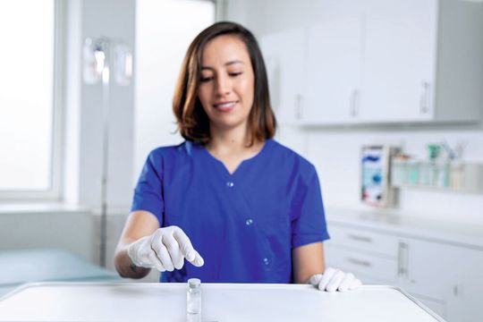 Die neuen Fläschchen von Schott Pharma verfügen über eine optimierte Festigkeit für die Tiefkühllagerung.(Bild:  SCHOTT Pharma/Oana Szekely)