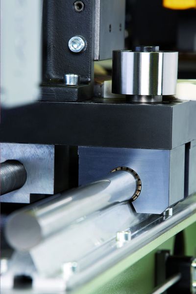 Einbauen und fertig: Wartungsfreie „DryLin R“-Lineargleitlager mit unterstützten Wellen als Führungssystem. Die Abmessungen sind kompatibel zu Standard-Kugelbuchsen. (Archiv: Vogel Business Media)