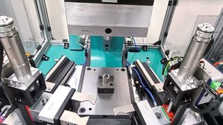 Zwei lineargeführte Greifer legen abwechselnd ein Bauteil in das Werkzeug der Tox-Servopresse ein und entnehmen es nach dem Pressen. (Bild: Tox)