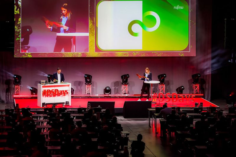 Alexandra Ulbricht und Christoph Hammerer spielten auf der Bühne „Datacenter-Quartett“, stellten sich gegenseitig „Challenges“ in Form Storage-bezogener Use-Cases und lösten diese mit Hilfe ihrer jeweiligen Fujitsu-Trümpfe. (Bild: Fujitsu)
