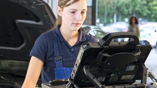 Der Beruf des Kfz-Mechatronikers ist vielfältig und gar nicht mehr so ölig wie früher: Eine angehende Mechatronikerin bei der On-Board-Diagnose. (Promotor)