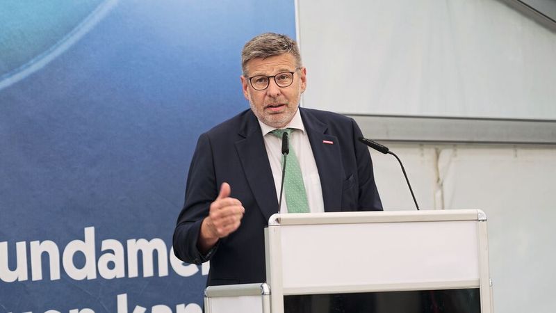 Delfino Roman, Präsident der Handwerkskammer Hildesheim-Südniedersachsen, überbrachte die Glückwünsche der Kammer. (Bild: Büttner/»kfz-betrieb«)